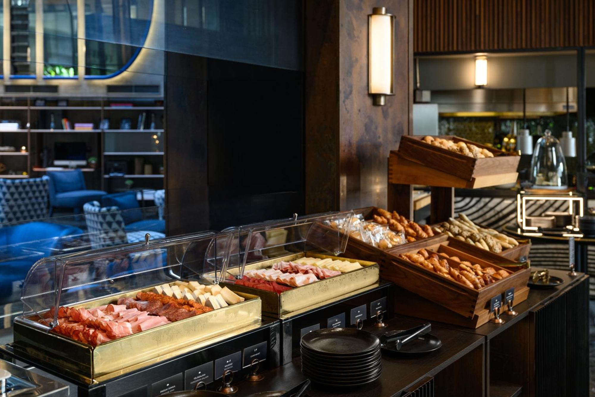 Hotel Clark Budapest - Adults Only Luaran gambar A buffet at a hotel