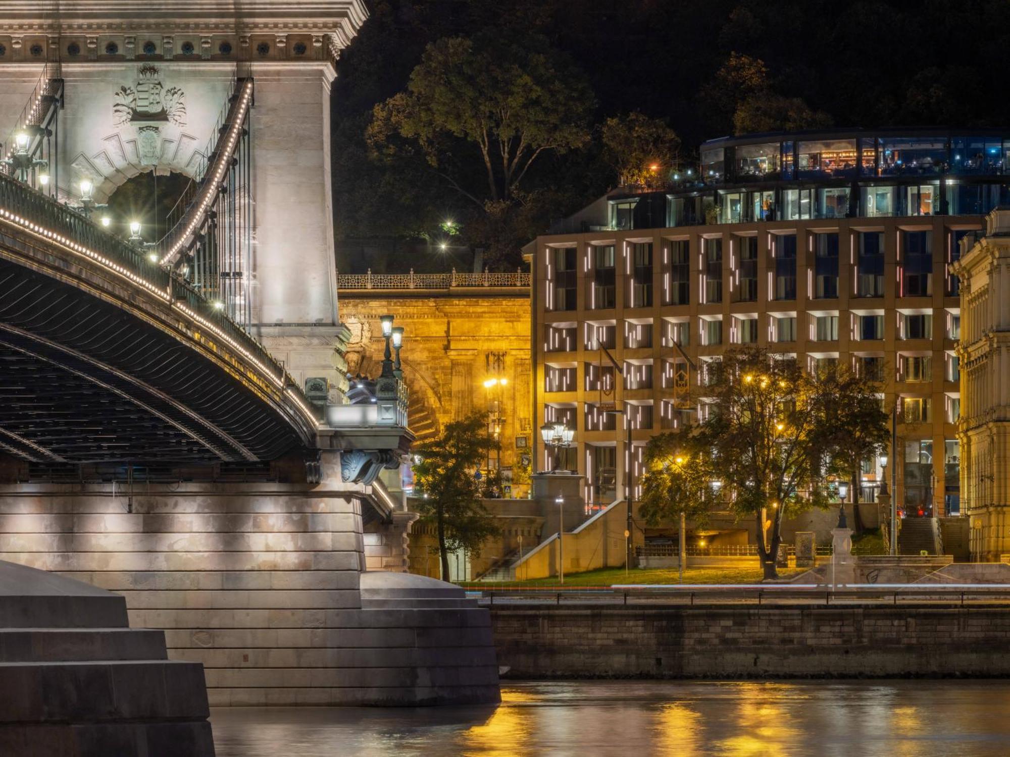 Hotel Clark Budapest - Adults Only Luaran gambar The hotel at night