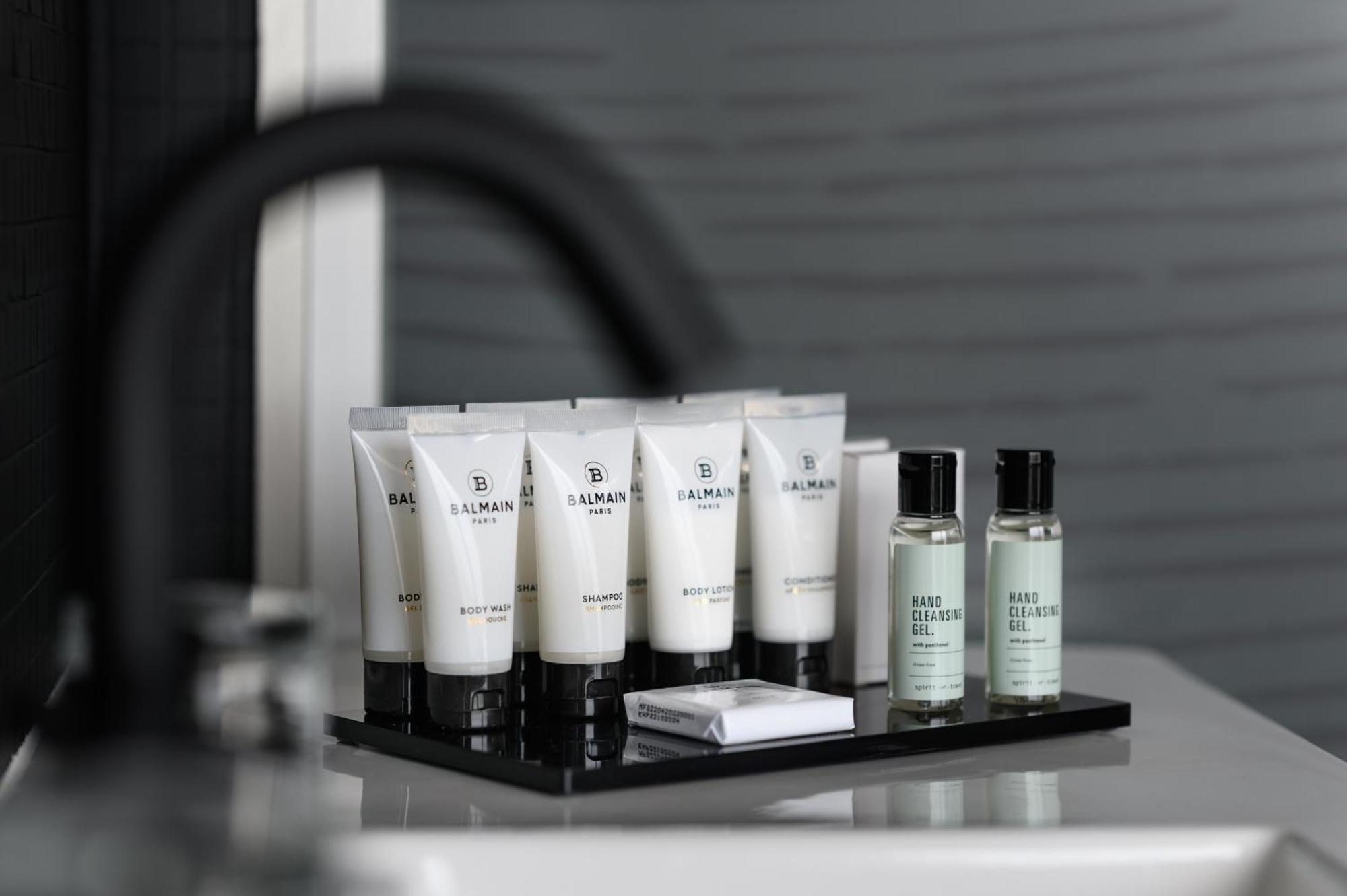 Hotel Clark Budapest - Adults Only Luaran gambar A selection of toiletries