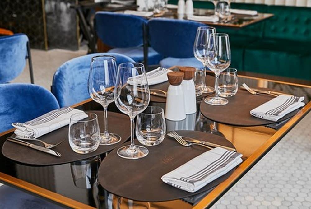 Hotel Clark Budapest - Adults Only Luaran gambar Table setting