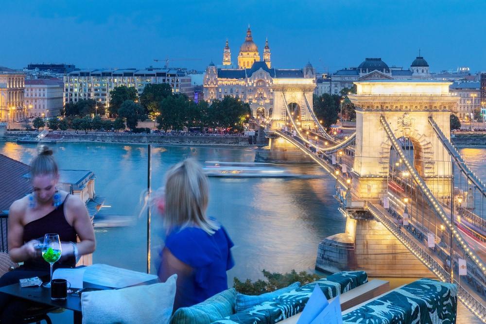 Hotel Clark Budapest - Adults Only Luaran gambar View of the Chain Bridge from the hotel